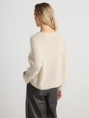 \Women’s oversized cashmere crewneck sweater in Light Brown