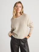 \Women’s oversized cashmere crewneck sweater in Light Brown