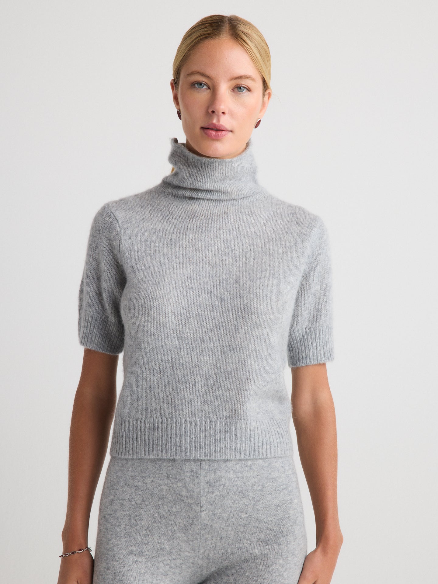 Women's Lightweight Cashmere Short Sleeves Turtleneck Sweater in