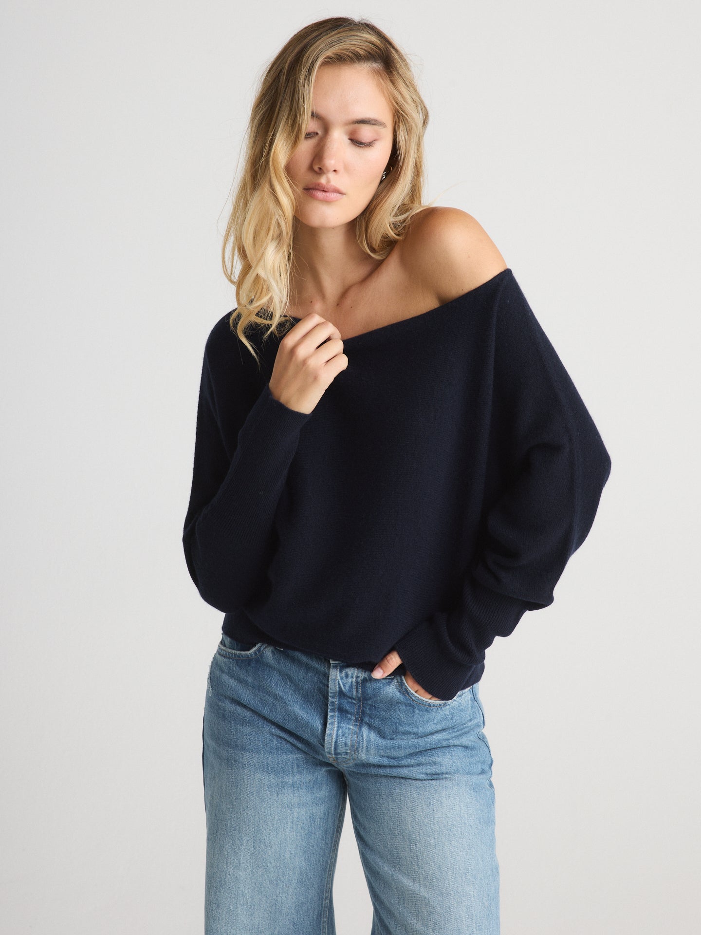 Women's Off-the-shoulder Cashmere Sweater in Navy | MIMI – W.CASHMERE