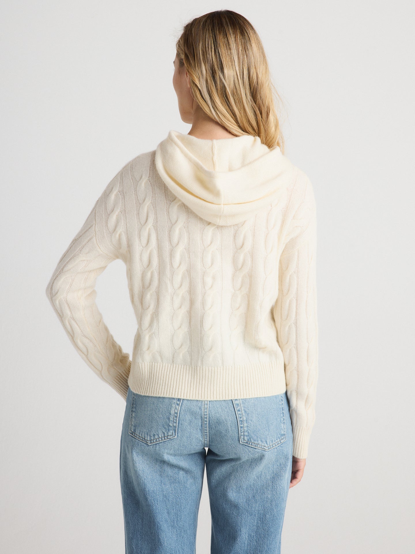 Women's Cable-knit Cashmere Hoodie in Sand, Ivory I SCOUT – W.CASHMERE