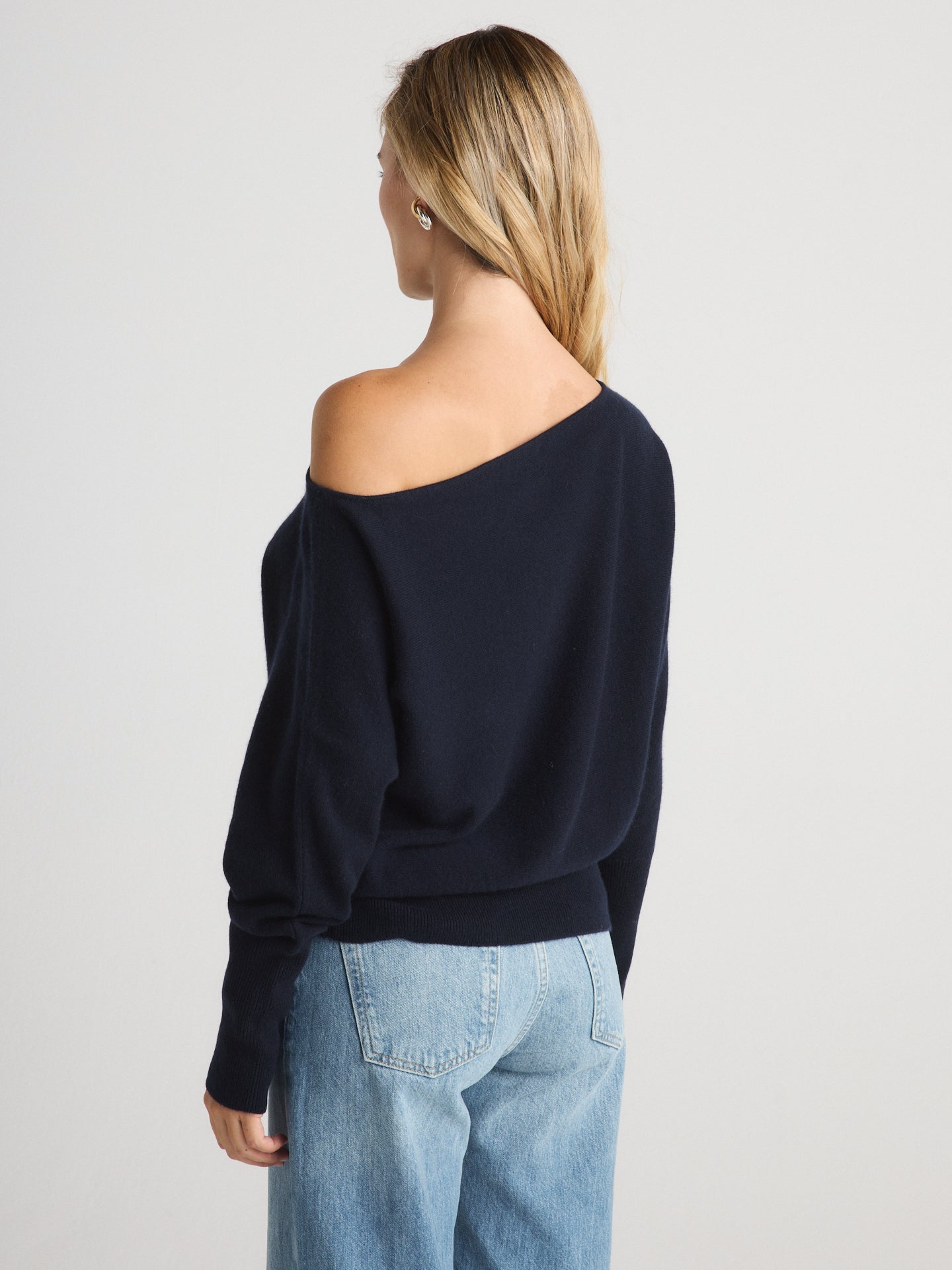 Women's Off-the-shoulder Cashmere Sweater in Navy | MIMI – W.CASHMERE