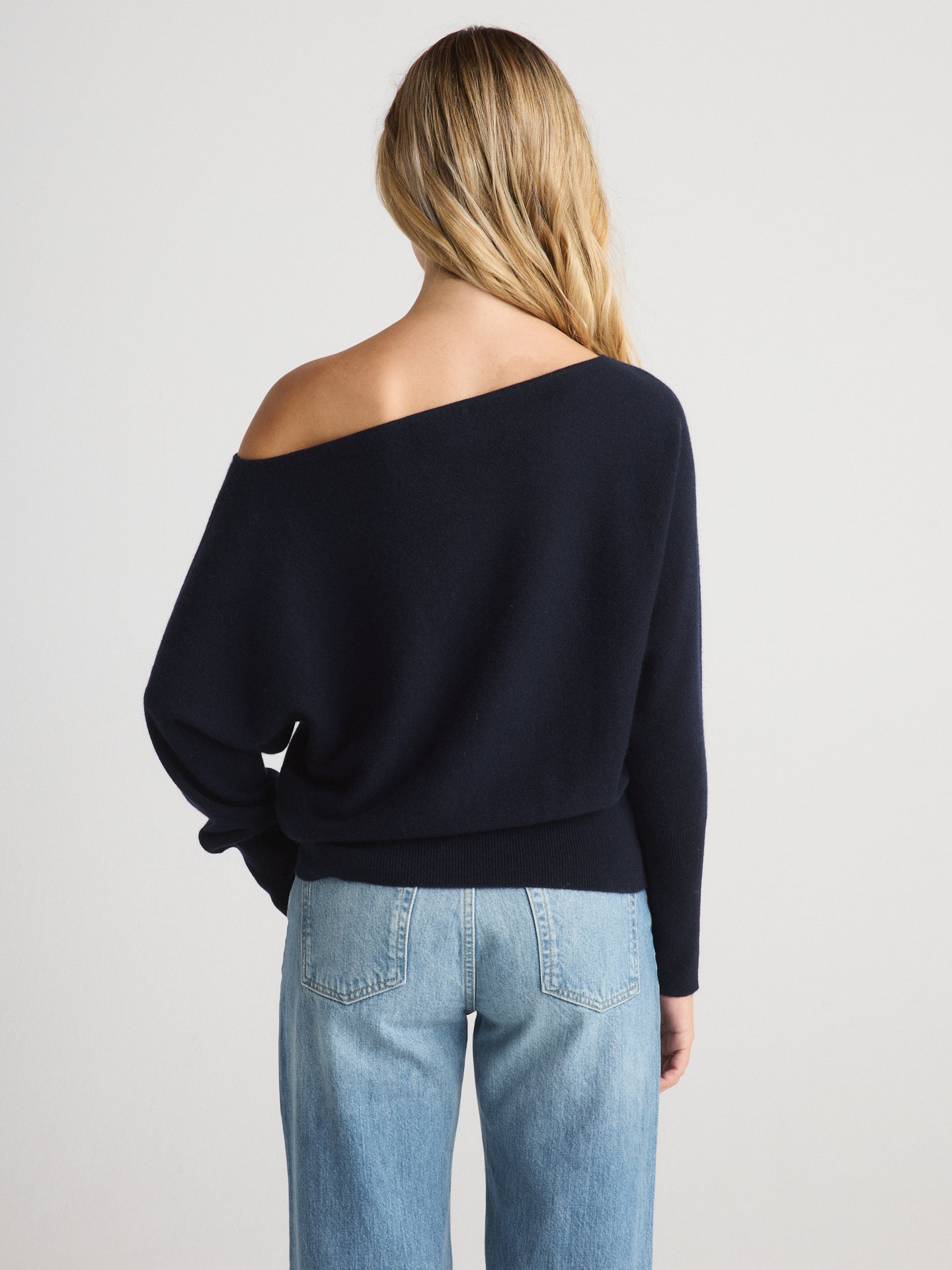 Women's Off-the-shoulder Cashmere Sweater in Navy | MIMI – W.CASHMERE